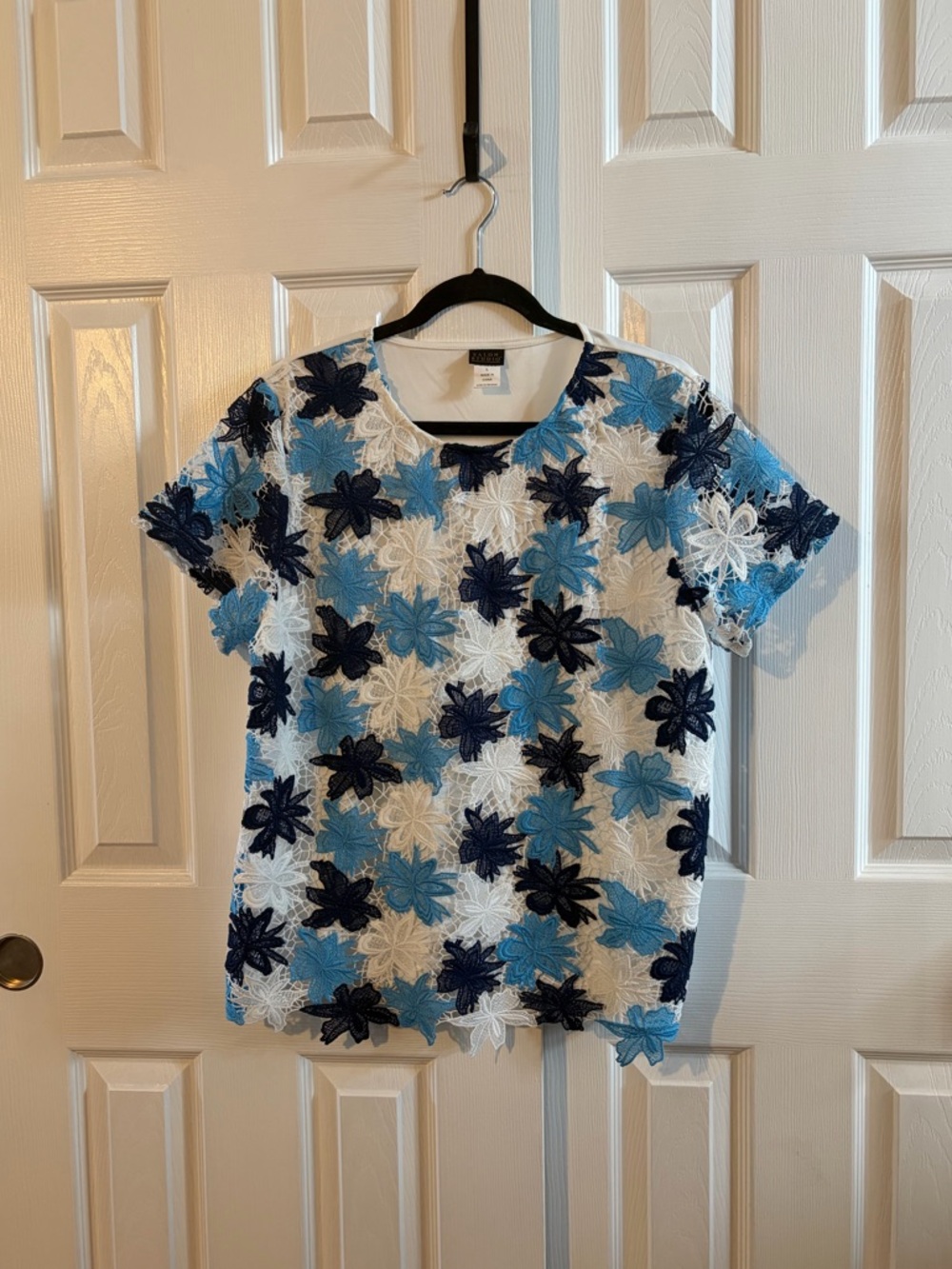 Women’s Salon Studio SS White Top With White & Blue Floral Overlay Size Large